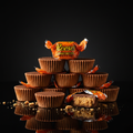 Reese's Peanut Butter Cups op donkere achtergrond